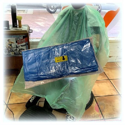 Imagen de Capa de corte desechable azul 120x140cm 100uds
